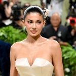 Chris Hemsworth: Net Worth, Birthday, Family, Movies